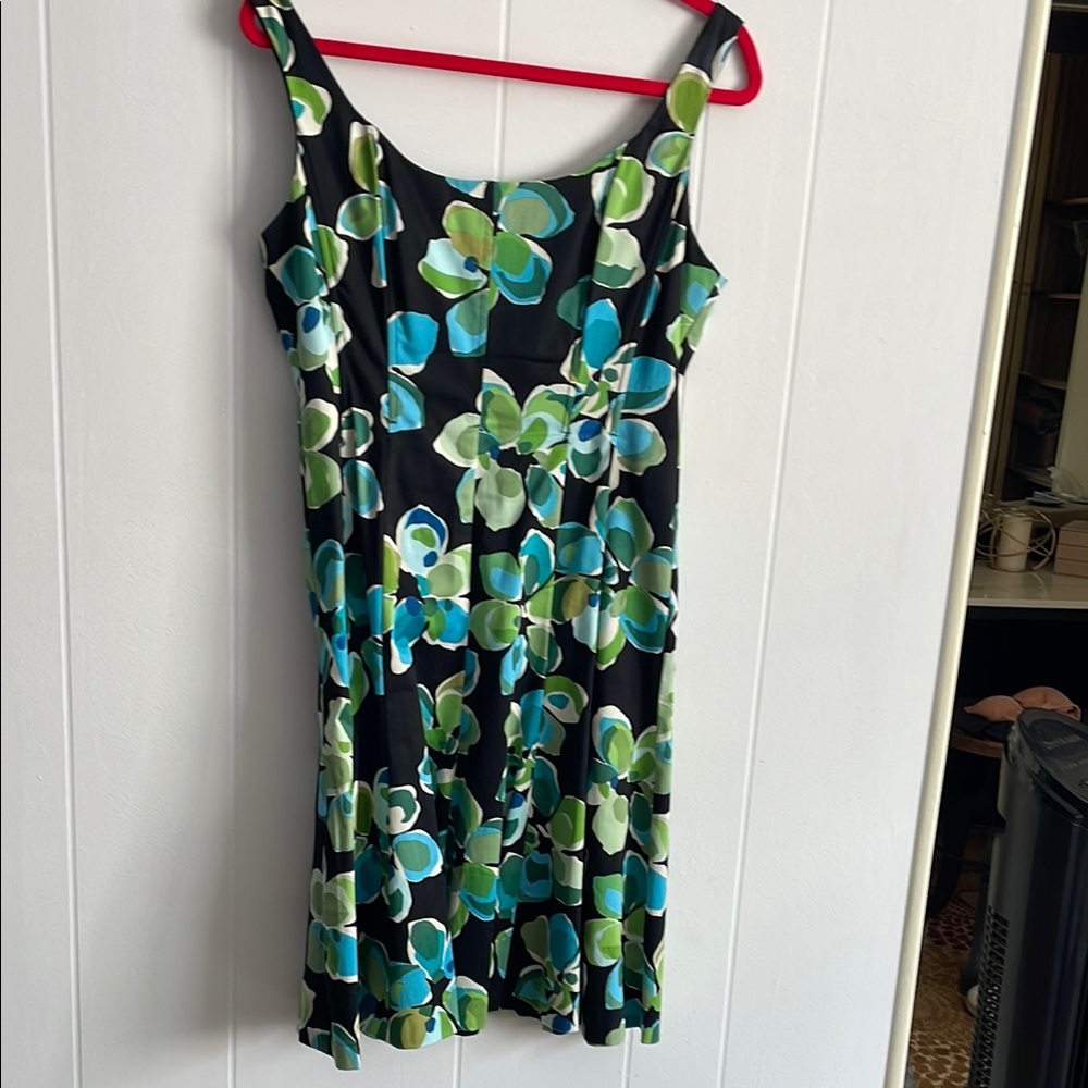 Jones Wear Black Dress Label Close-Up